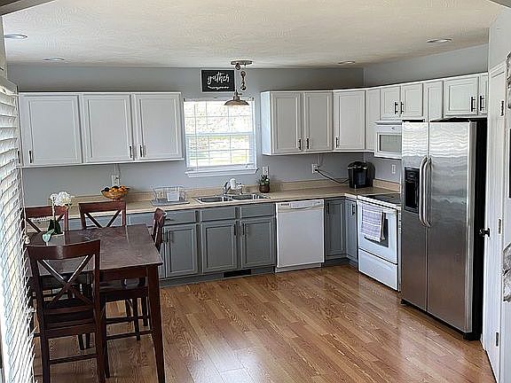 3rd image of 876 W Paddington