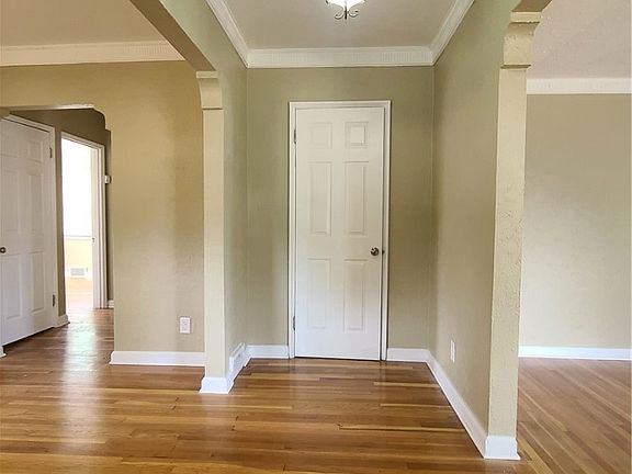 4th image of 1575 Earlham Dr