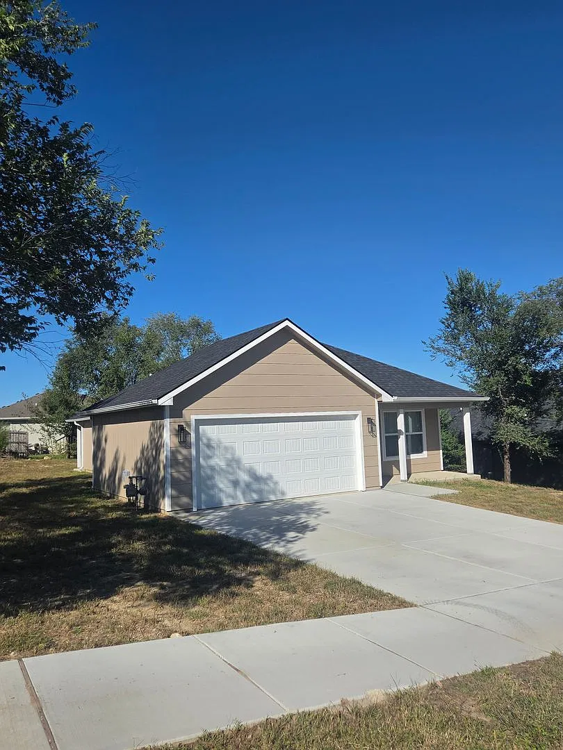 3 Bedrooms | 2 Bathrooms | 2-Car Garage | Pet Friendly — Photo 2