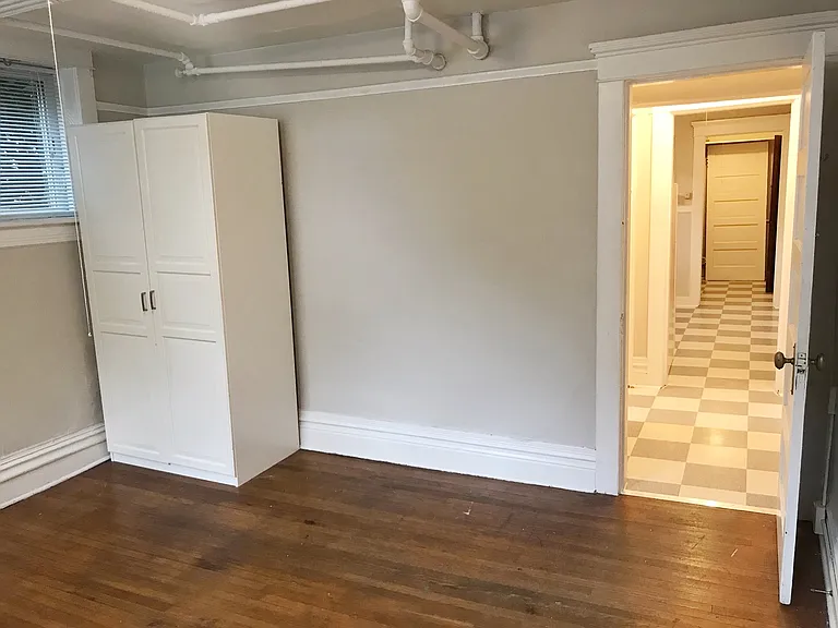 302 Malden Ave E — Photo 9