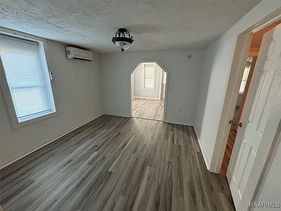 5th image of 462 Warren Cir