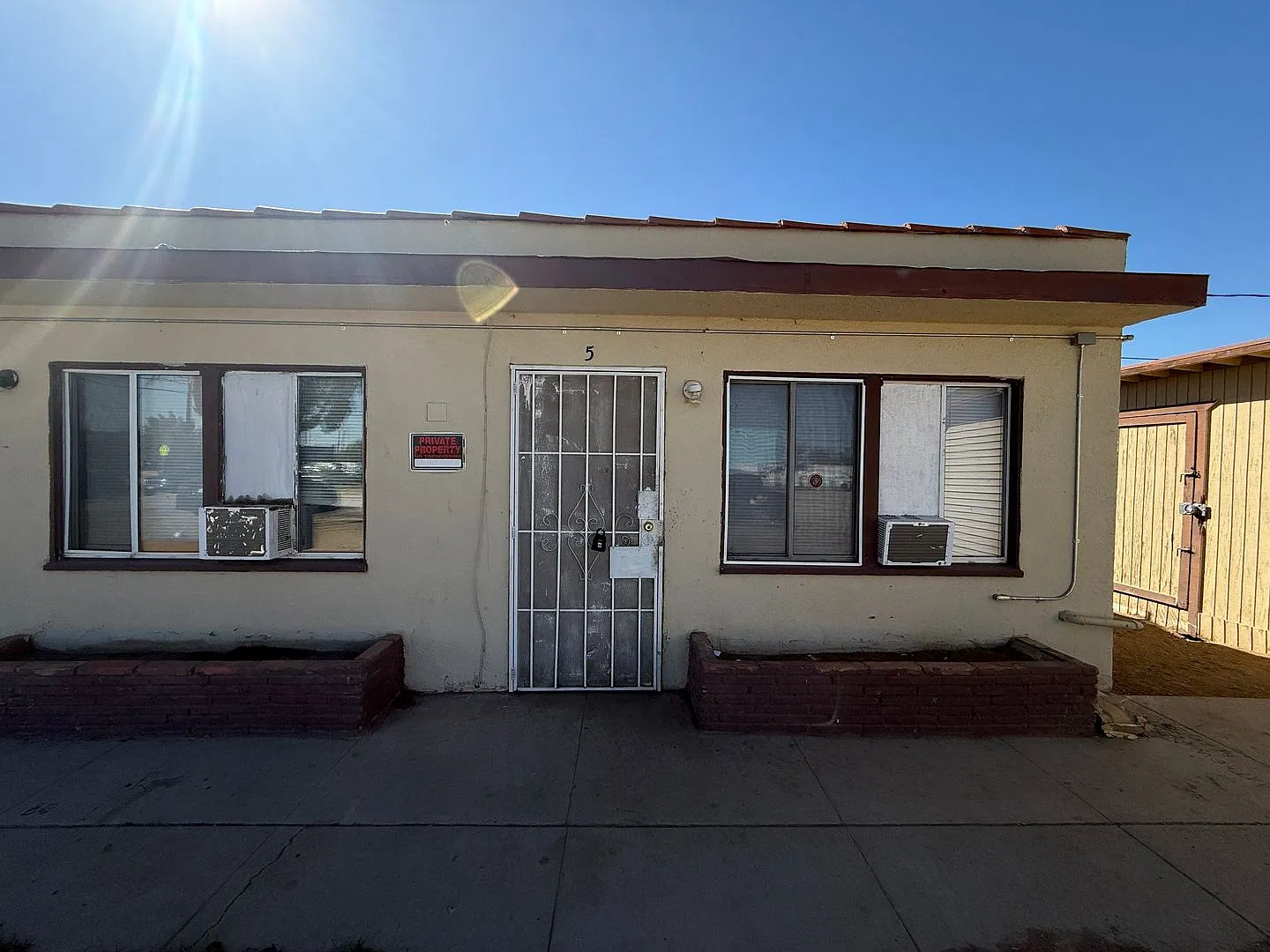 Recently Renovated Palmdale Studio! — Photo 2