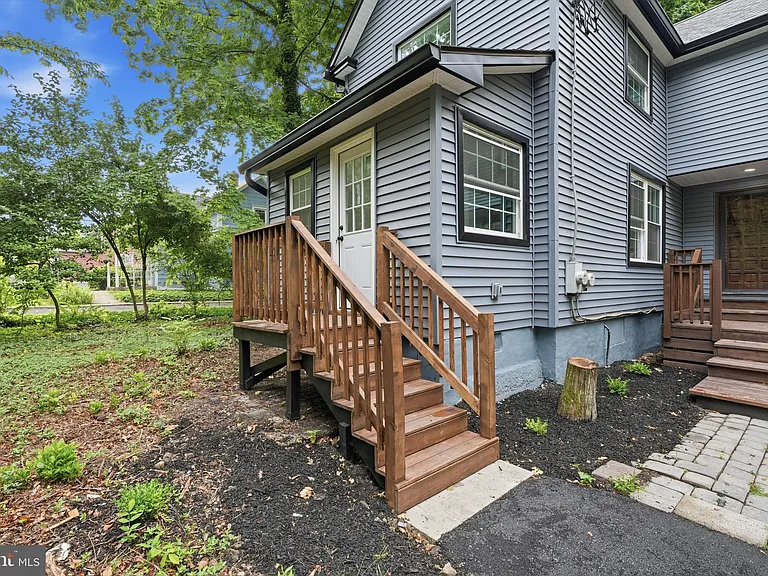 227 W Ferry Rd — Photo 4