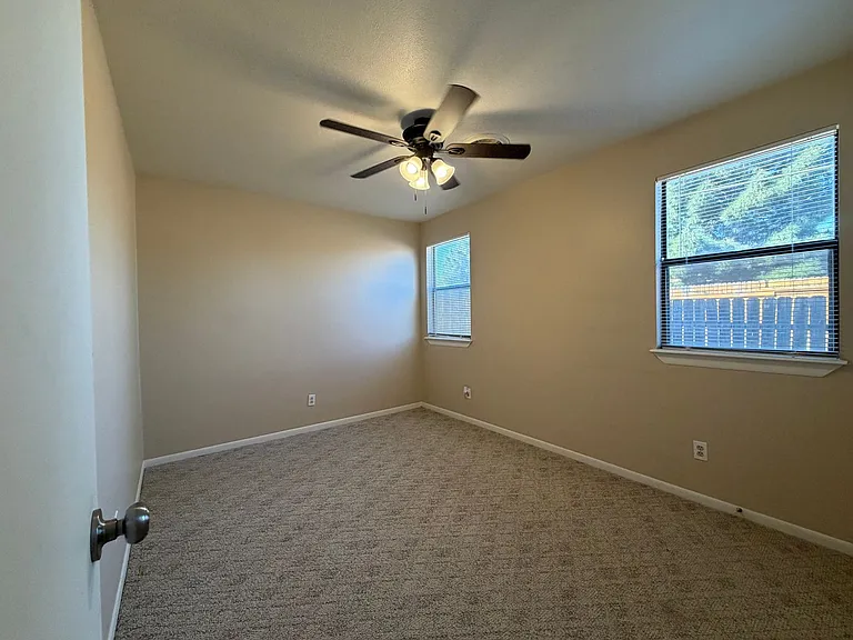 1014 Plaza Del Sol — Photo 11
