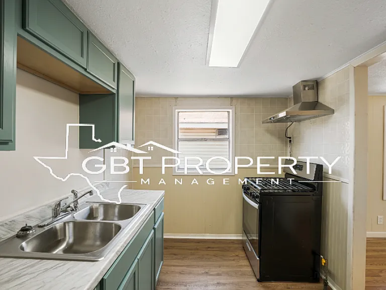 2342 Howard St — Photo 9