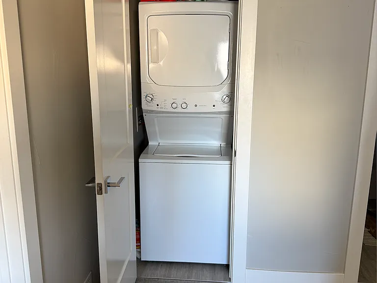 Washer/dryer 2nd floor