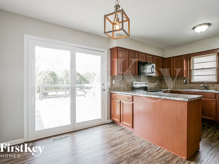 706 SW Merritt St — Photo 8
