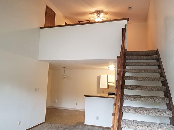 3rd image of 6131 Applegrove Ln