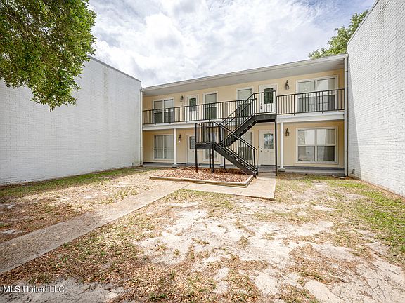3rd image of 3230 Cumberland Rd APT 12