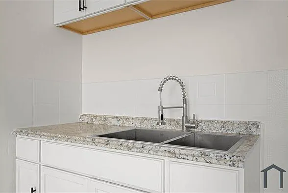 Studio, 450 sqft, $2,041 — Photo 2