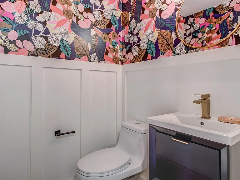 516 E Charlton Ln — Photo 16