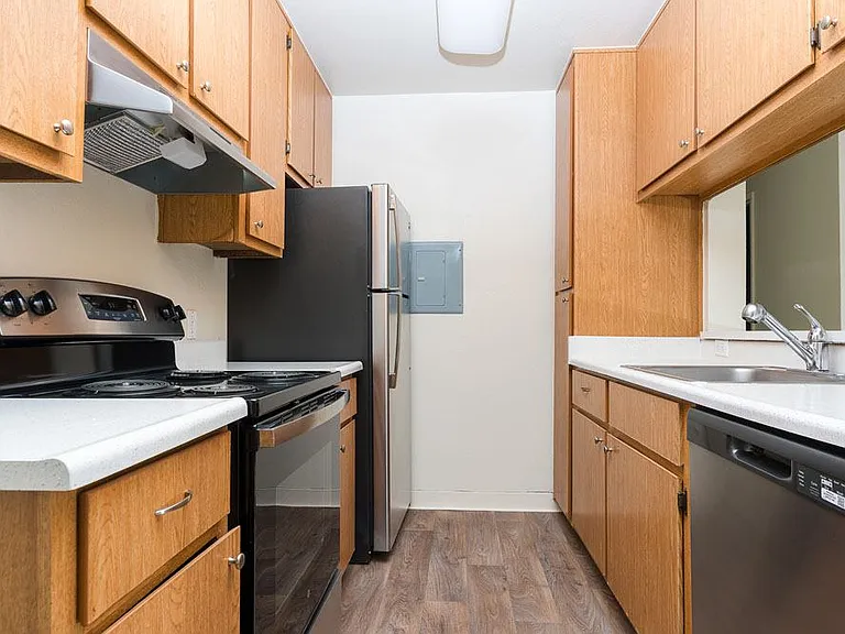 Mission Sierra Apartments — Photo 15