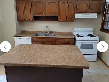 4th image of 817 Lowry Ave NE #18