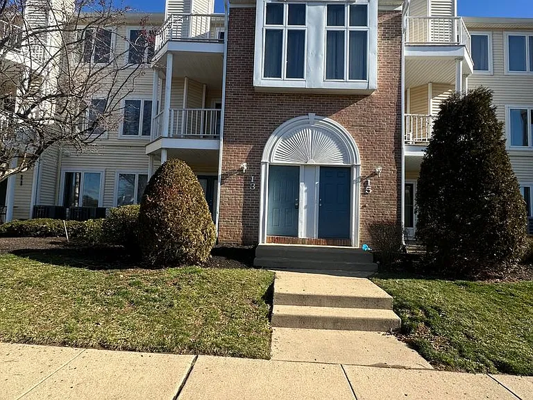 13 Michele Ct — Photo 2