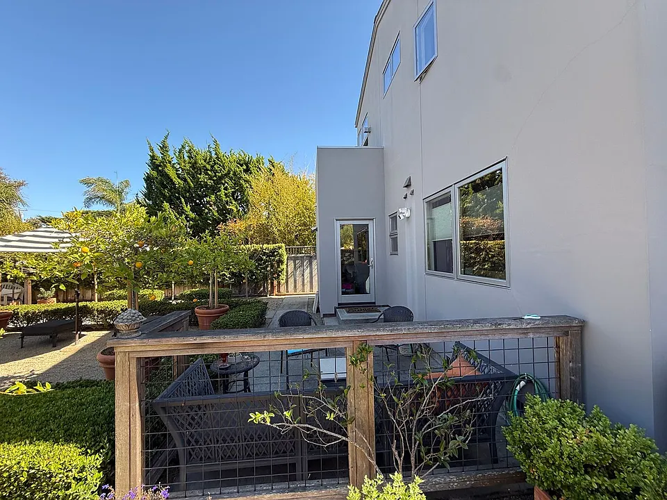 453 Seaview Dr