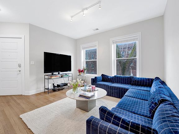 5th image of 3600 N Oakley Ave #1