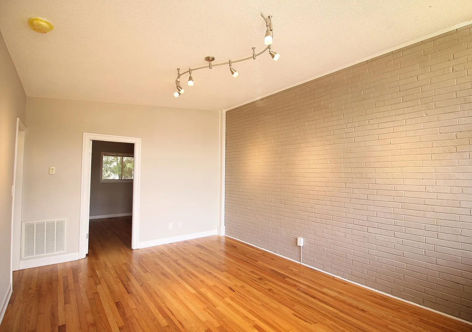Beautiful 2 Bedroom, 1 Bath home is West Raleigh! Pet Friendly — Photo 2