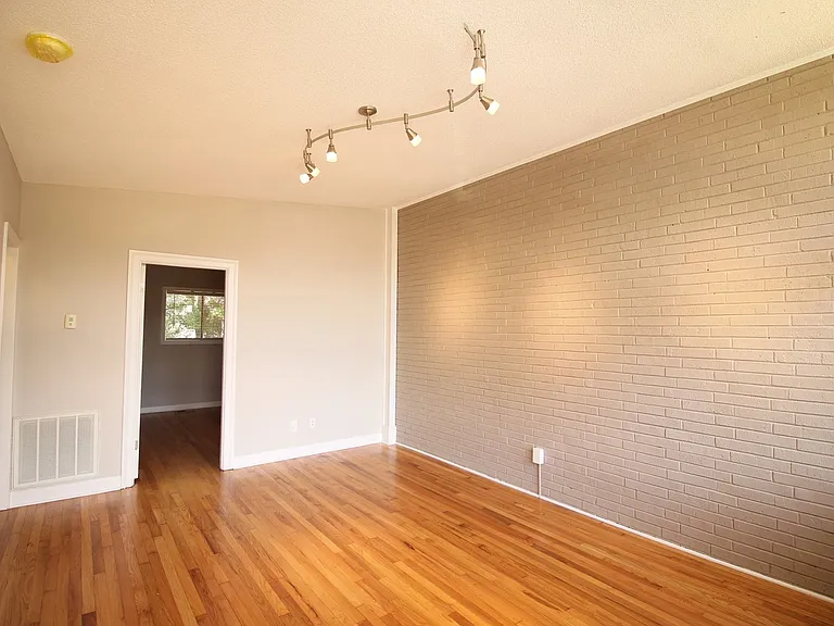519 Bashford Rd — Photo 2