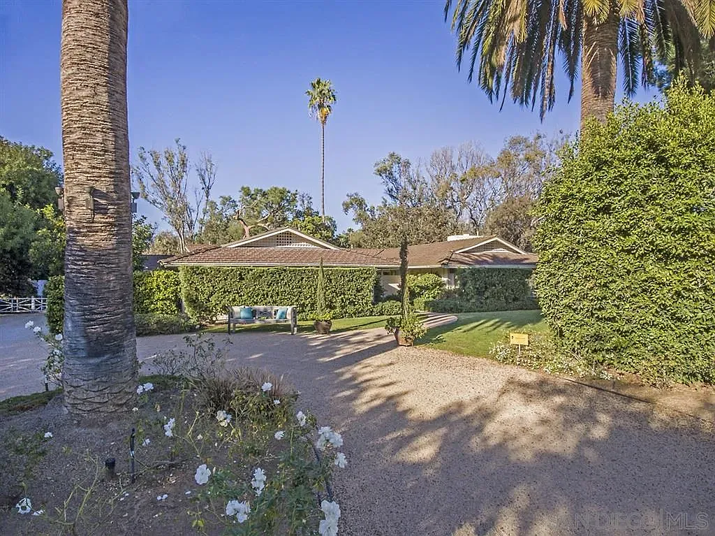 4 bed, 3.0 bath, 3700 sqft, $9,995 — Photo 3
