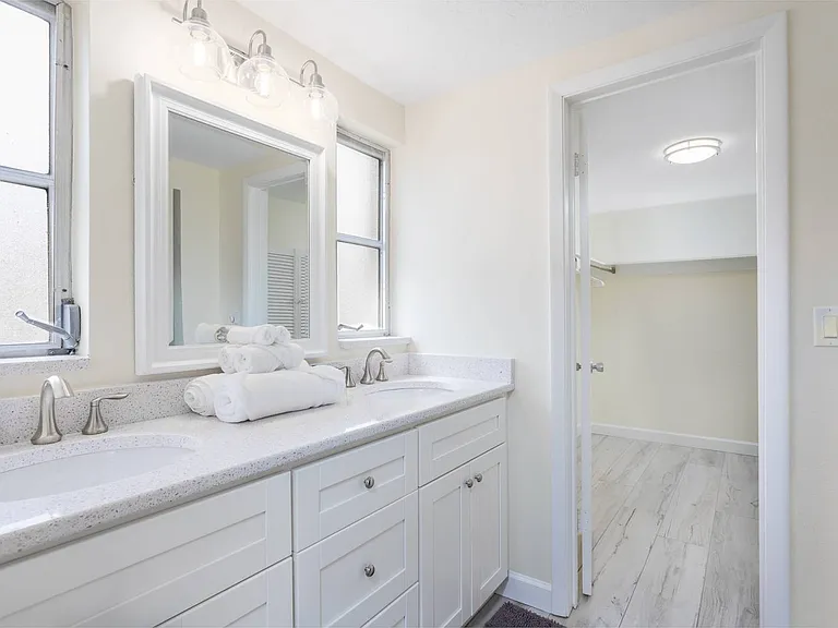 6836 Roxbury Dr — Photo 22