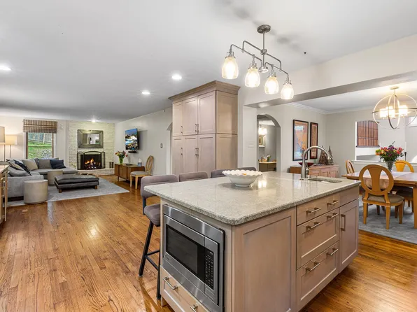 2114 Greenbrier Dr, Villanova, PA 19085