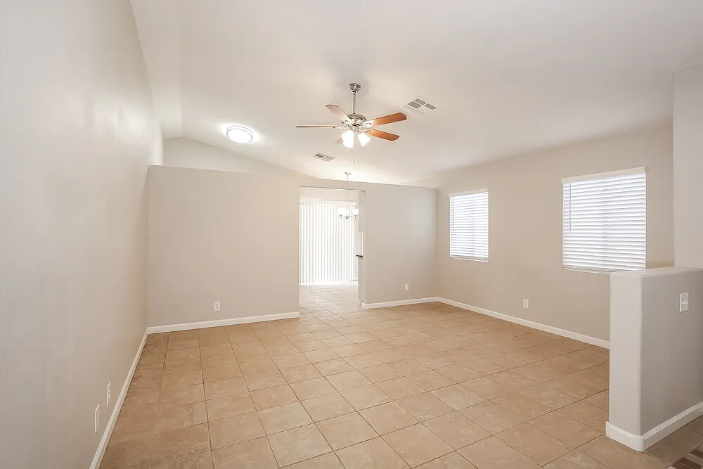 3 bed, 2.0 bath, 1306 sqft, $2,010 — Photo 3