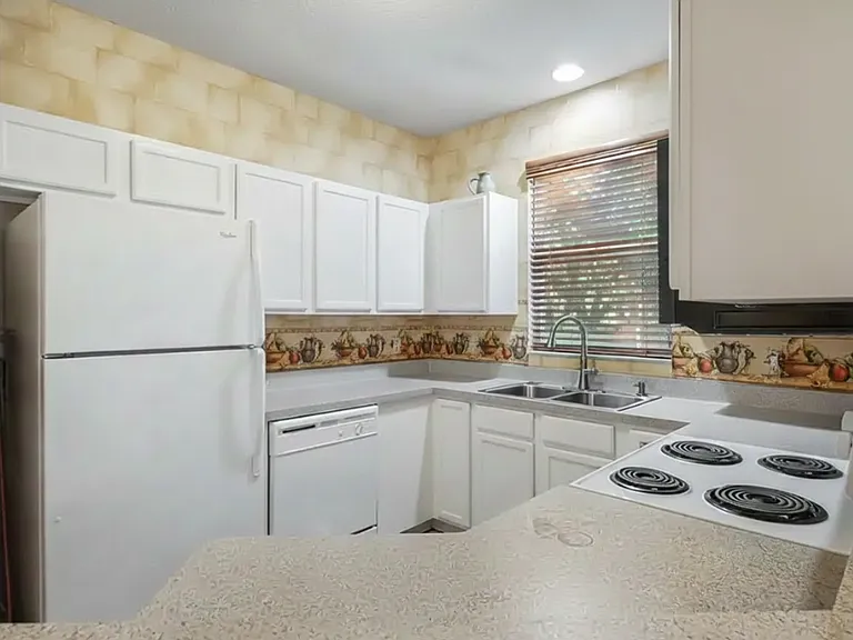 Kitchen now has granite counters