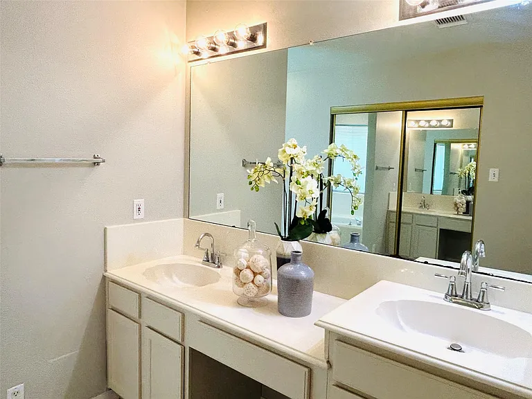 1404 Helmsley Dr — Photo 23
