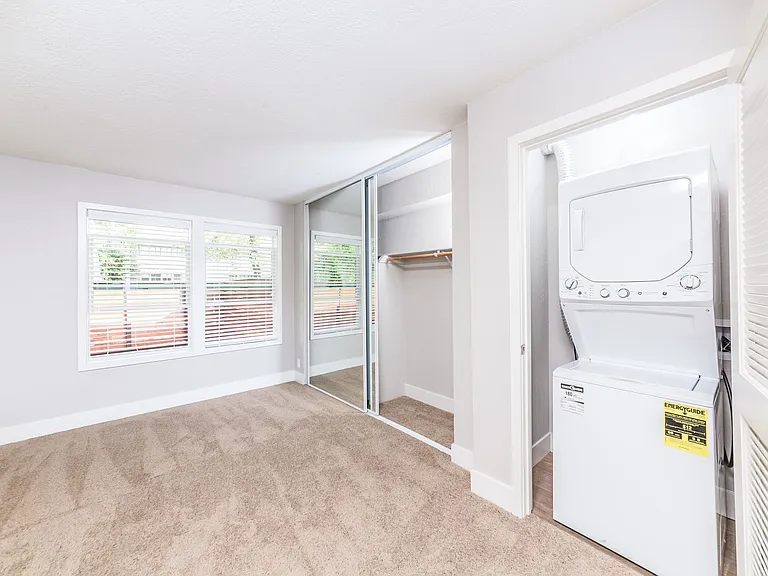 Poets Corner Apartments — Photo 26