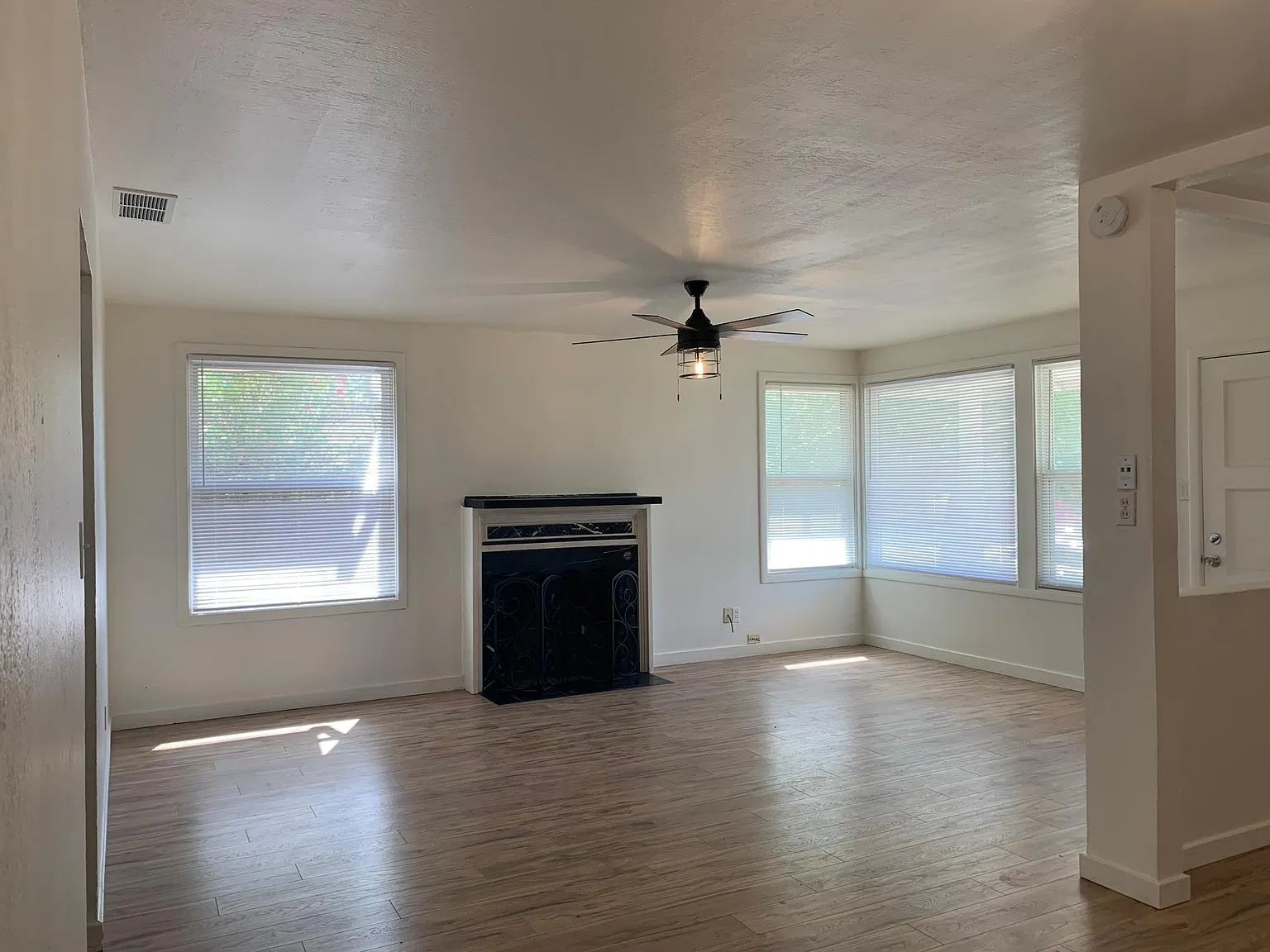 3 bed, 1600 sqft, $2,635 — Photo 3