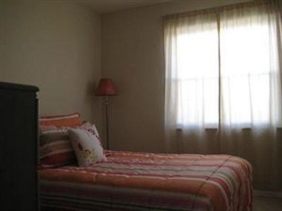 BR2 Neutral paint & carpet