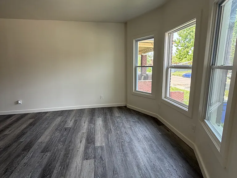 4557 Seebaldt St — Photo 3