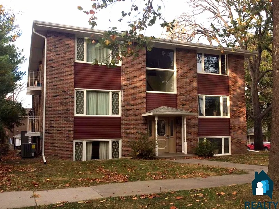 B 　NEIGHBORHOOD 2144 B St - 2144 B St Lincoln NE | Zillow