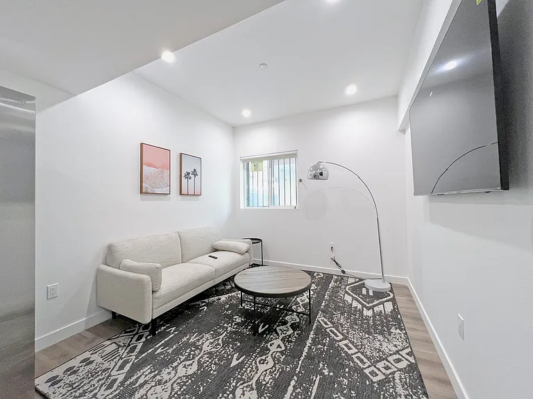 1368 W 35th St #8 — Photo 19