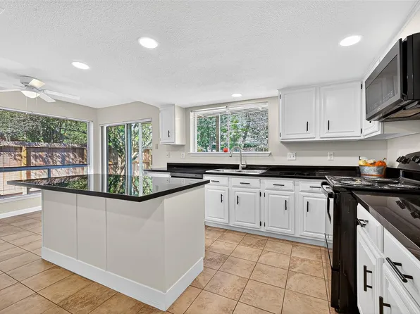 813 Lakeview Dr, Sugar Land, TX 77498