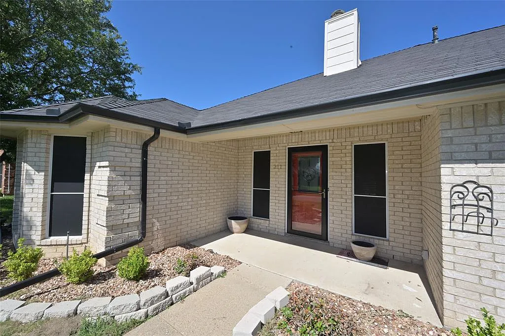 3 bed, 2.0 bath, 1820 sqft, $2,095 — Photo 2