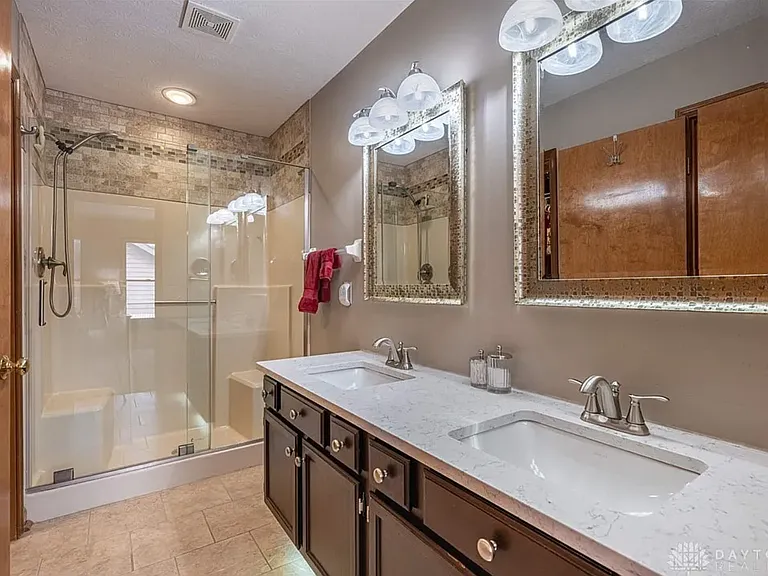 2223 Four Seasons Trl — Photo 2