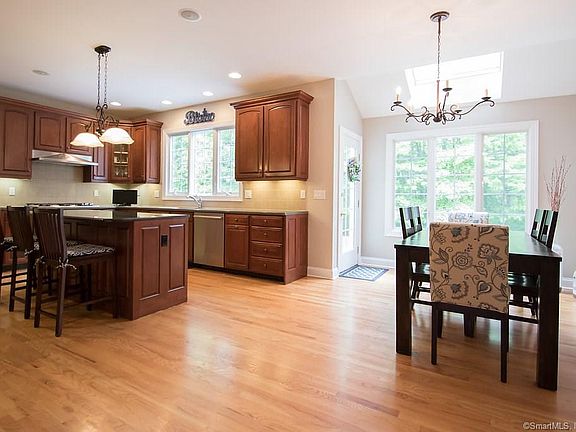 3rd image of 51 Avalon Ln