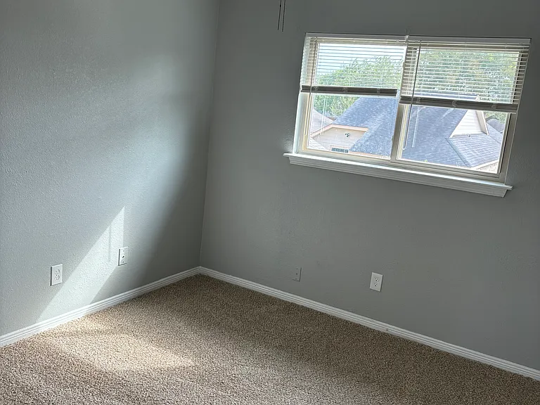 912 Macclesby Ln — Photo 23
