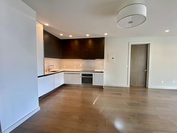 3rd image of 600 S Van Ness Ave #302