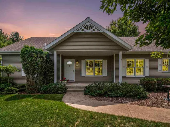 3943 Legacy Ct, Harbor Springs, MI 49740