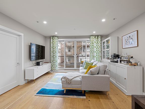 4th image of 10-16 Everett St #204