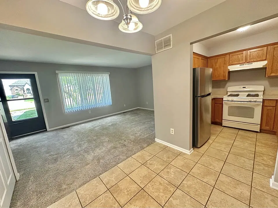 2 bed, 1.5 bath, 1000 sqft, $1,575 — Photo 3