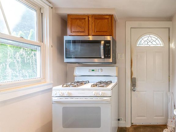 3rd image of 19 Weiss Ave