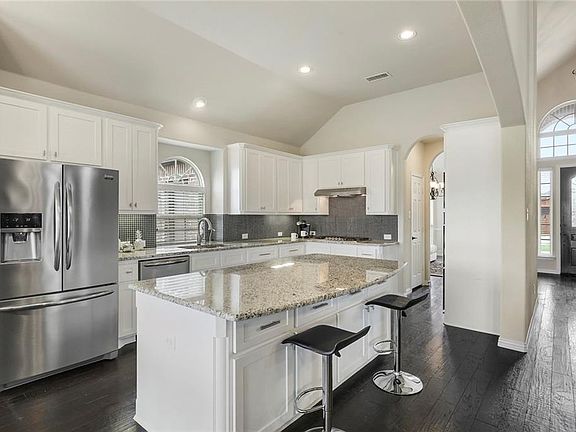 3rd image of 609 Southwestern Dr
