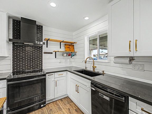 3rd image of 1026 W HALSTEAD Drive