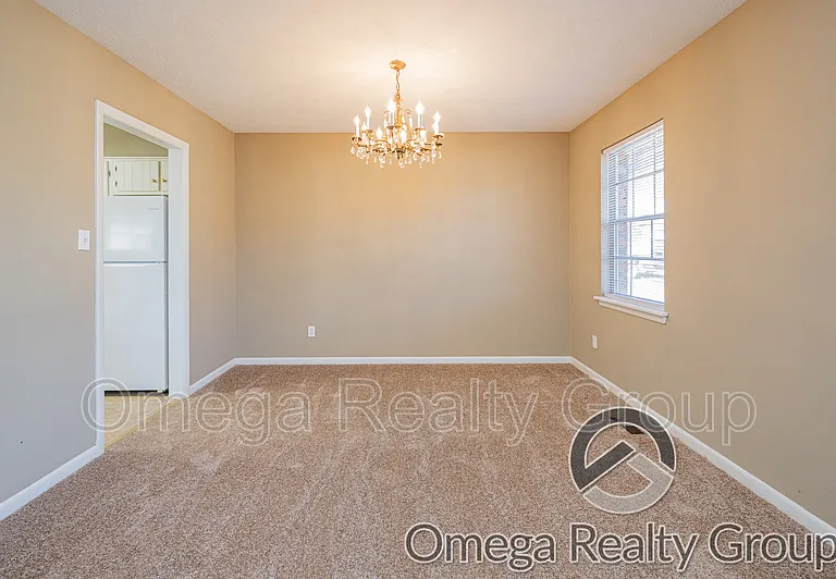504 Roselle Ln — Photo 7