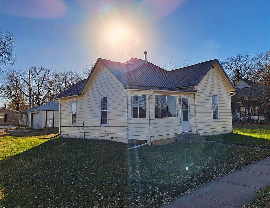 14 10th Ave W, Albia, IA 52531 Zillow