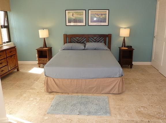 Queen bed, double dresser, closet