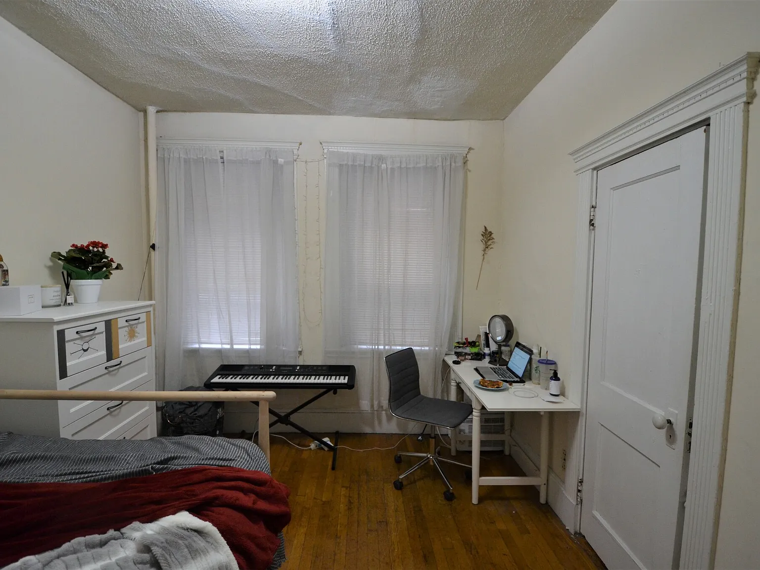 2 bed, 999 sqft, $3,600 — Photo 2
